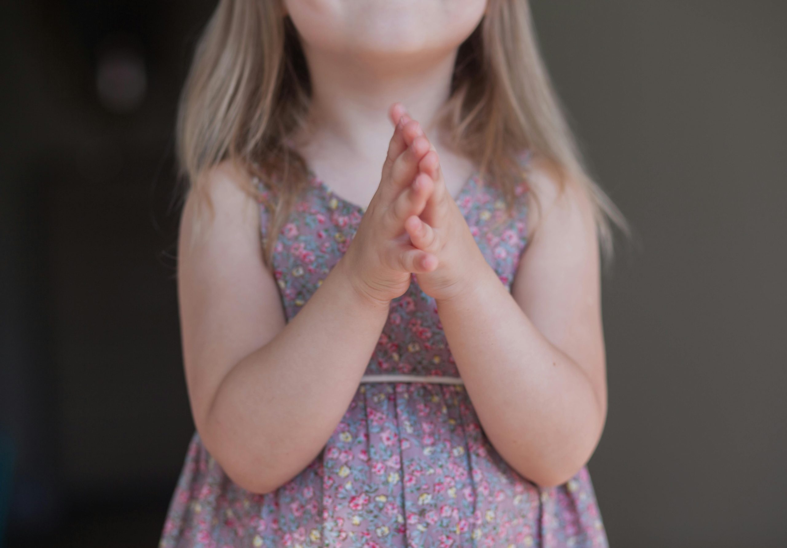 Dijete u molitvi